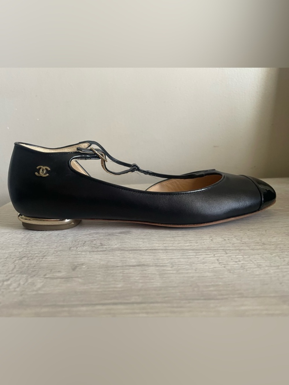 Pre-Owned Authentic 2012 CHANEL Black Leather T-Strap Ballet Flat w/ Gold Accent - Picture 8 of 12